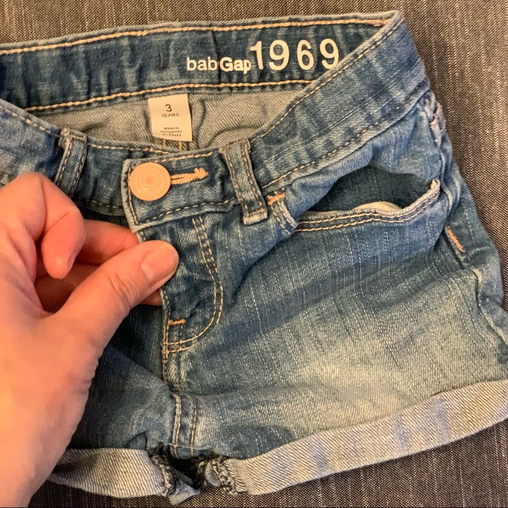 Baby Gap size 3 Jean shorts with button snap adjustable waist real pockets